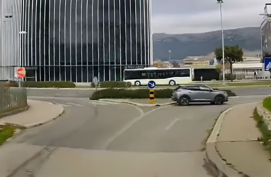 Ima li objašnjenja za ovaj manevar vozača Peugeota na splitskoj prometnici?
