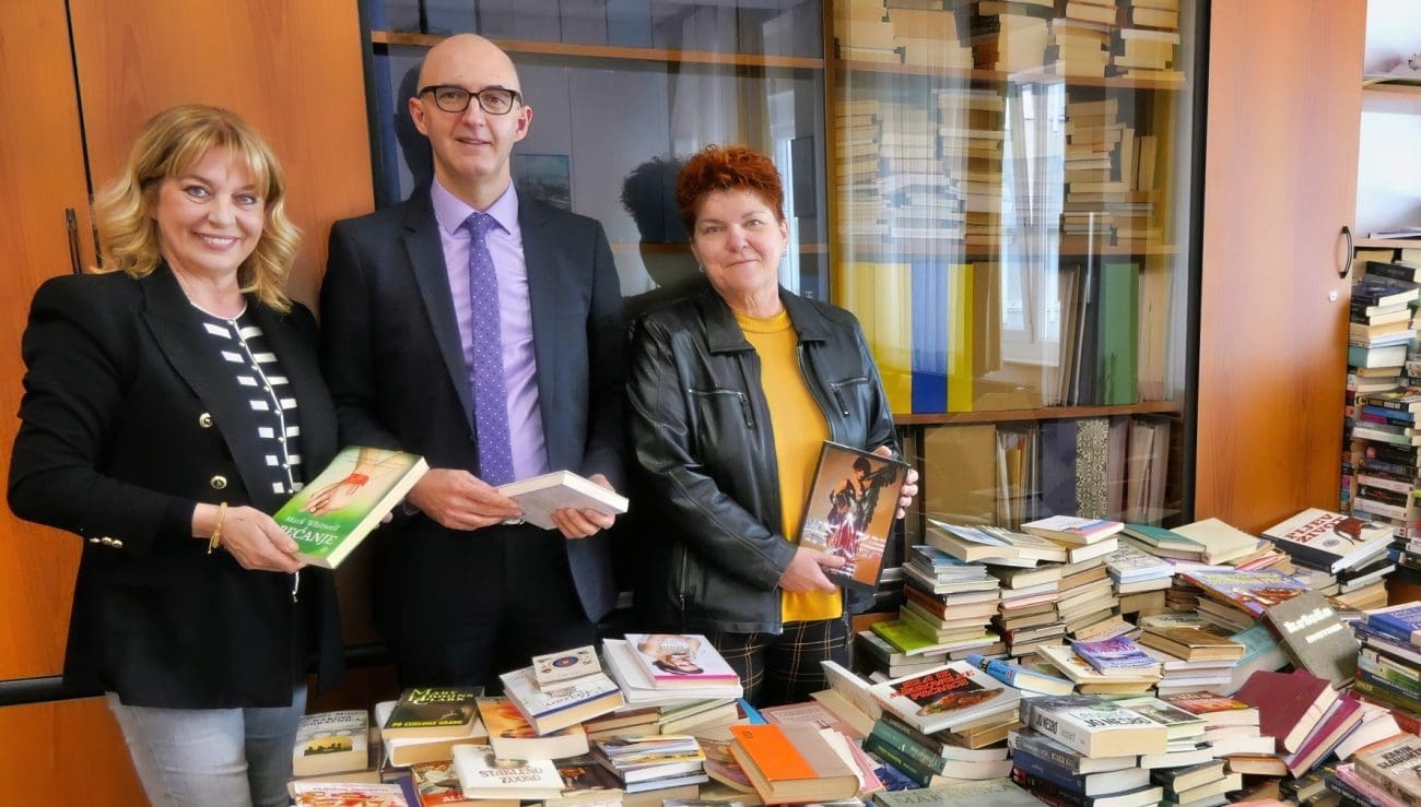 Novinari pokrenuli akciju, građani donirali knjige, učenici Obrtno tehničke sastavljali police