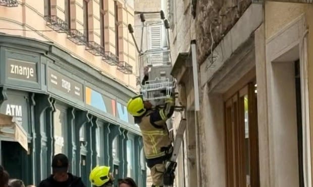 ZA NE POVJEROVATI Trgovačka kolica zaglavila na klimi, reagirali vatrogasci