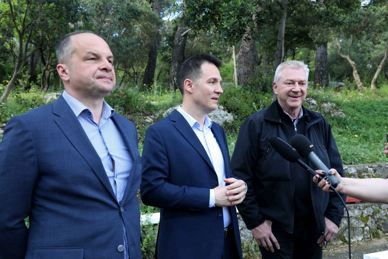 GRADONAČELNIK PAUNOVIĆ, OSTOJIĆ I HAJDAŠ DONČIĆ PORUČILI S OSEJAVE: „Makarani ne žele još jedan mastodont sa 100 stanova pod krinkom apart-hotela“