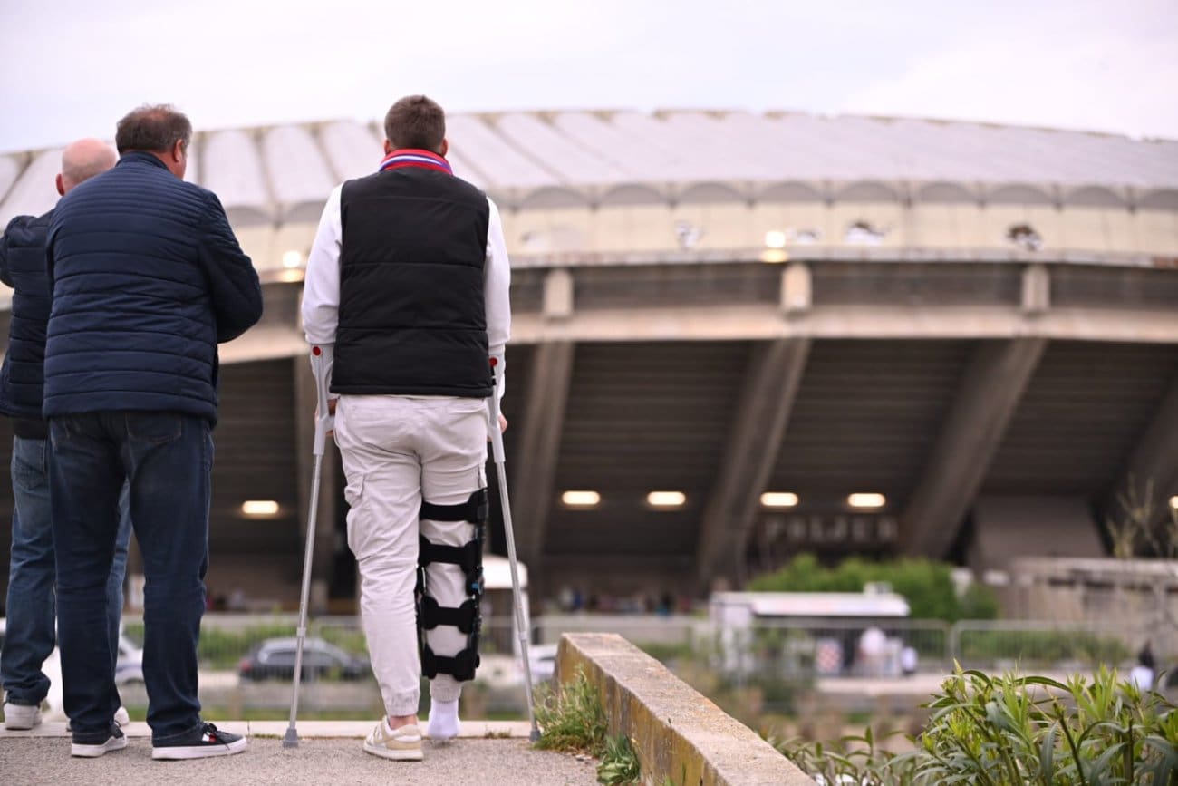 TAKO SE VOLI SVOJ KLUB Na štakama, ali utakmica se ne propušta