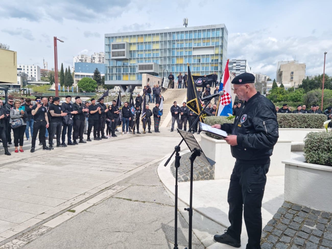 Splitom 3 je odjekivao zloglasni poklič, pjevala se Thompsonova pjesma: "Ne dajte glas sotonama. Gradonačelnik dovodi četnike da pjevaju, ne želi Thompsona"