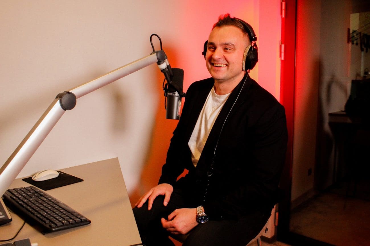 Splitski pjevač htio se zarediti, danas je u braku s predivnom srpskom manekenkom