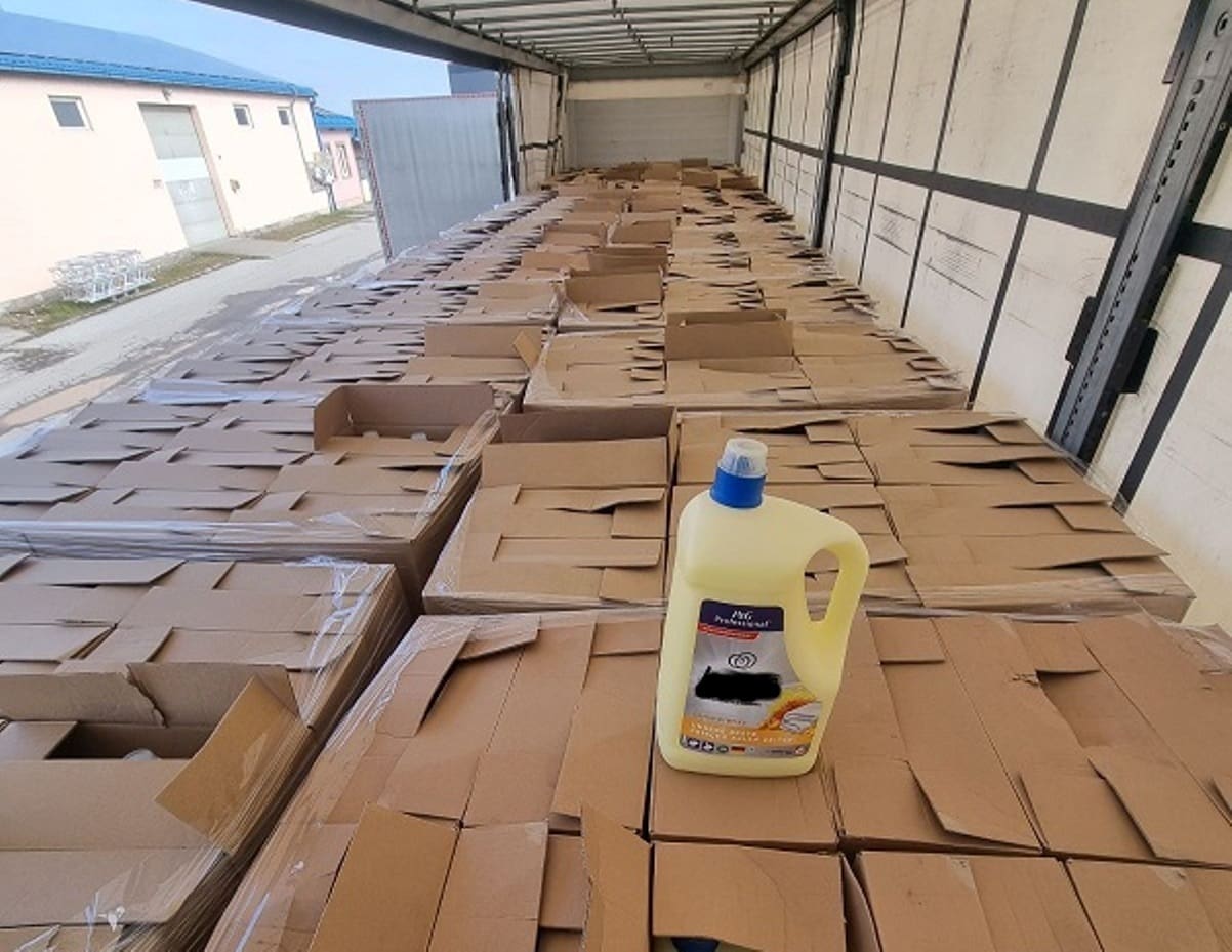 KAKAV PRIZOR Carina zaplijenila 21.600 litara krivotvorenih deterdženata i omekšivača!