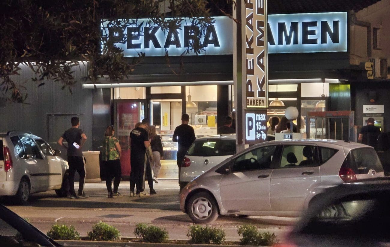 Velike gužve pred pekarnicama, obavljaju se zadnje "opskrbe" prije Praznika rada. Malo što će raditi, evo liste