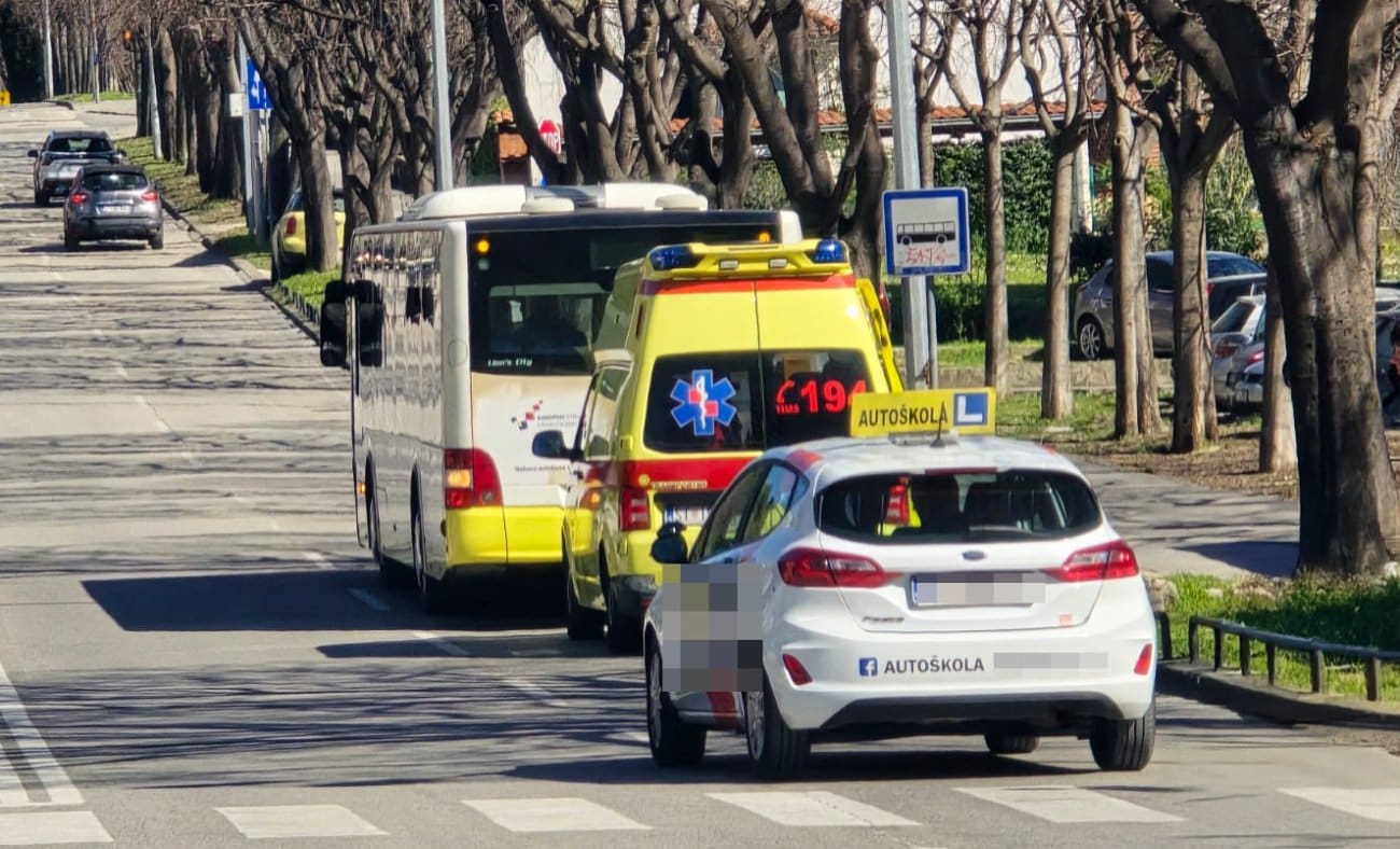 Djelatnik Prometa završio krvave glave nakon napada u Kaštelima, policija traži tri mlađa muškarca: "Svemu je prethodila rutinska kontrola karata"