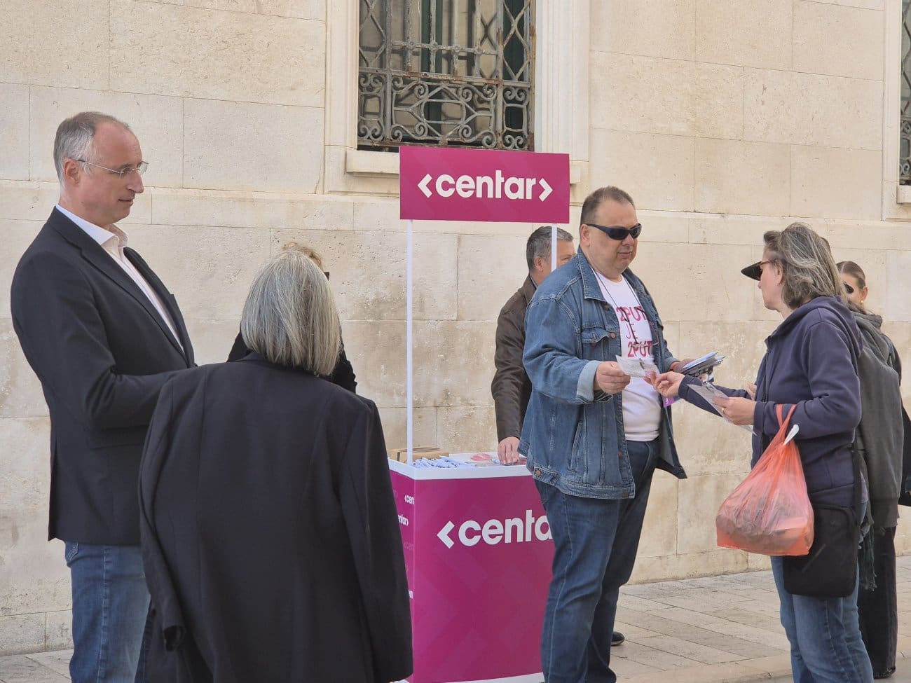 Gužva danas na Rivi, mnogi koriste priliku da razgovaraju s gradonačelnikom Puljkom: "Nikada nije sve idealno i ima stvari koje će se napraviti još i bolje"