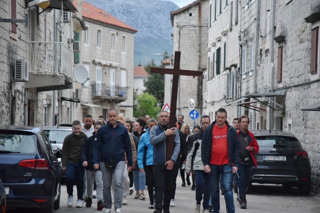 Usprkos južini veliki broj vjernika u molitvi na Putu križa kroz cijela Kaštela