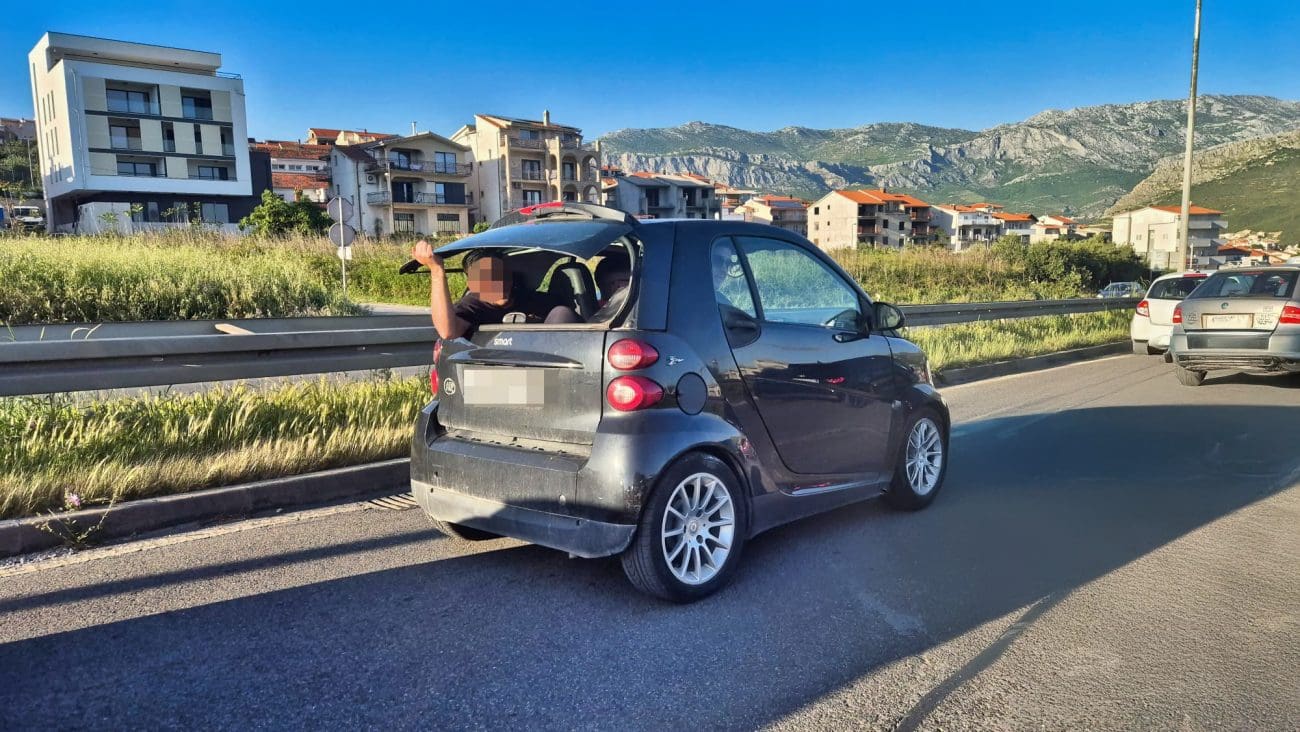 Sirobuja: Treći putnik u Smartu sjeo – u prtljažnik, pa povikao: "Snalazim se, je** ga!"