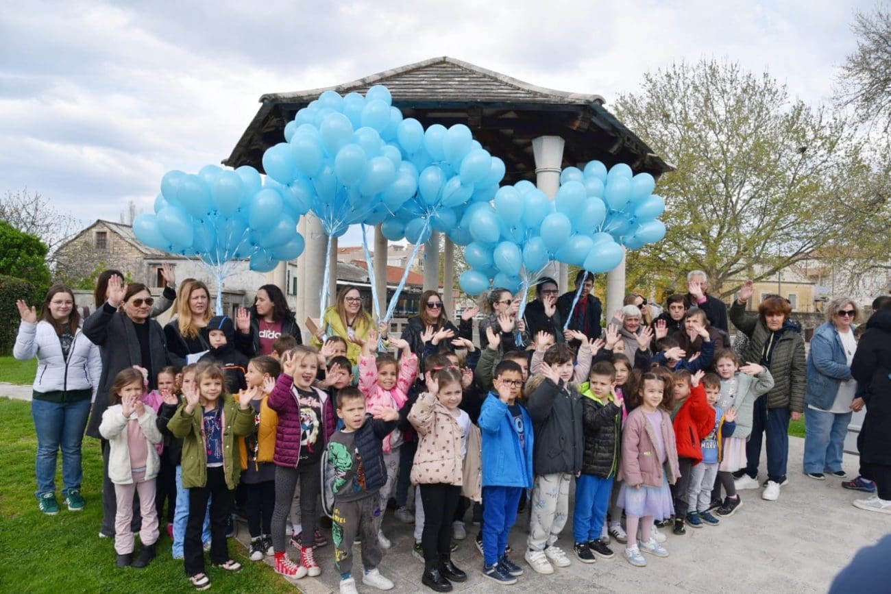 Simboličnim puštanjem plavih balona u Solinu obilježen Svjetski dan svjesnosti o autizmu