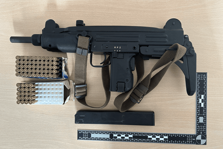 Policija kod 64-godišnjaka našla strojnicu i velik broj streljiva