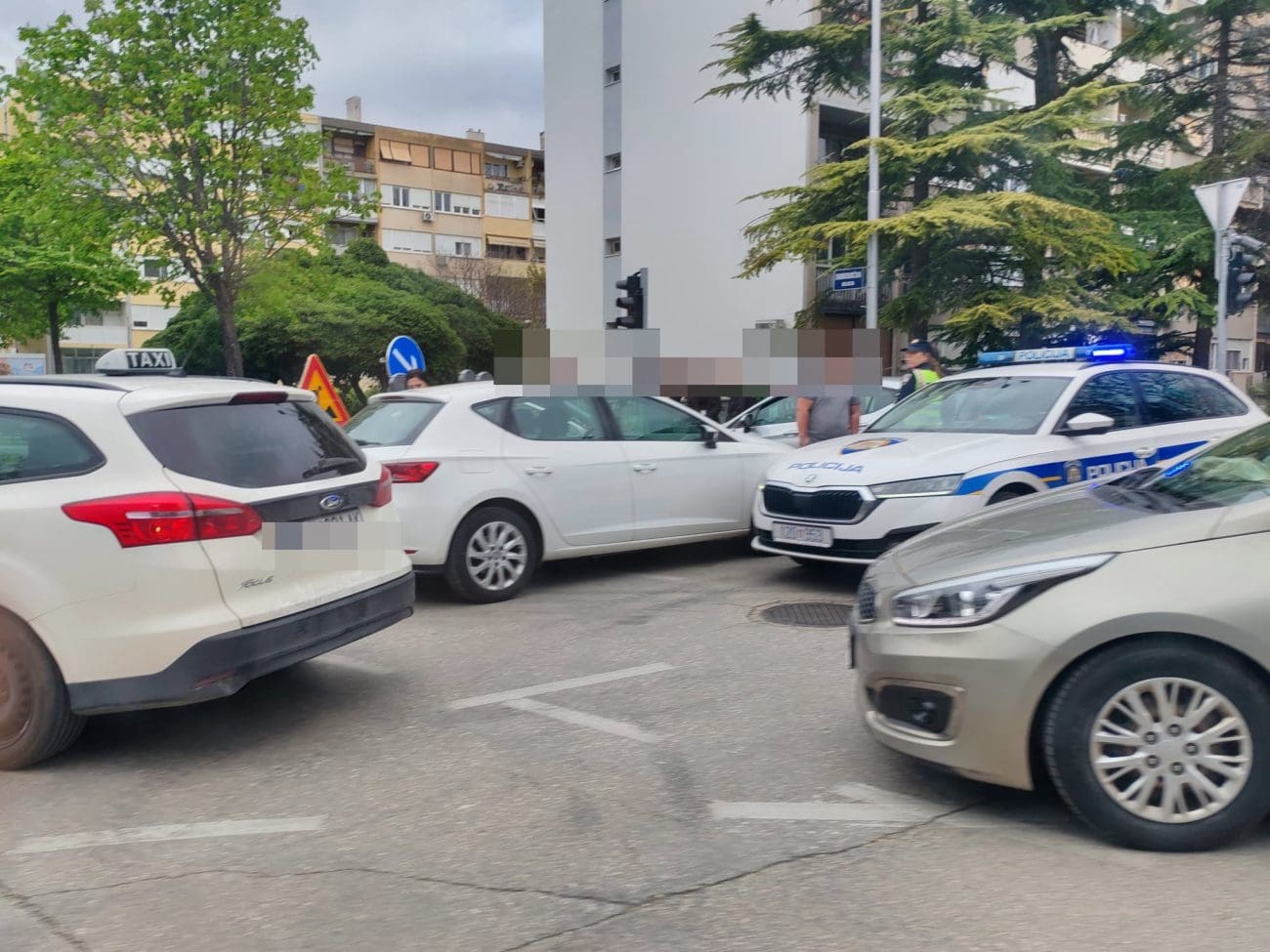 Sudarila se dva automobila na prometnom splitskom raskrižju