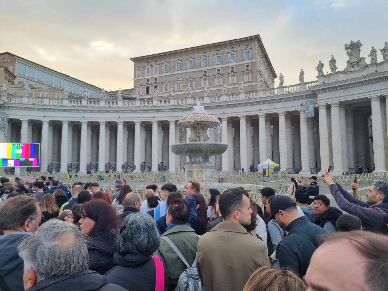 Rijeke ljudi na Trgu svetog Petra. Svi se žele oprostiti od pape Franje, pogledajte ove prizore