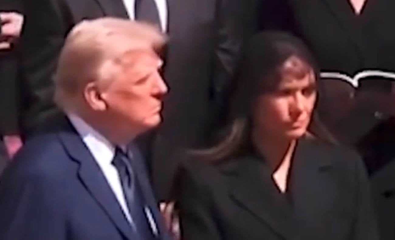 VIDEO Čitačica s usana otkrila kako je Melania spriječila veliki gaf: Evo što je šapnula Trumpu na papinom sprovodu
