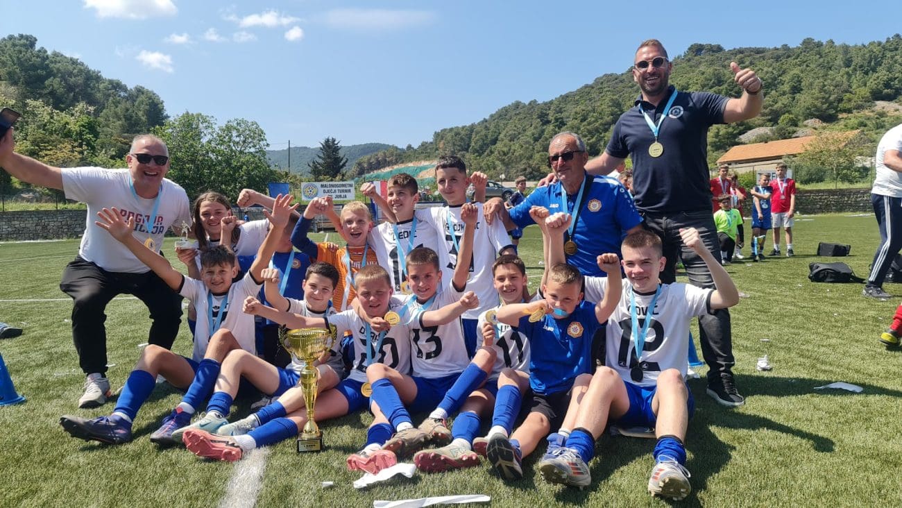 Mlađi pioniri NK Uranije iz Baške Vode svladali Splićane na penale i slavili na turniru u Visu