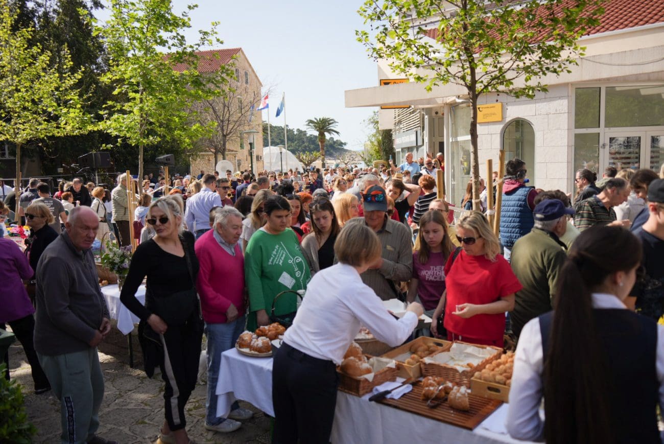 Sunčan Uskrsni ponedjeljak u Makarskoj uz tradicionalni doručak, klapsku pjesmu i domaće okuse