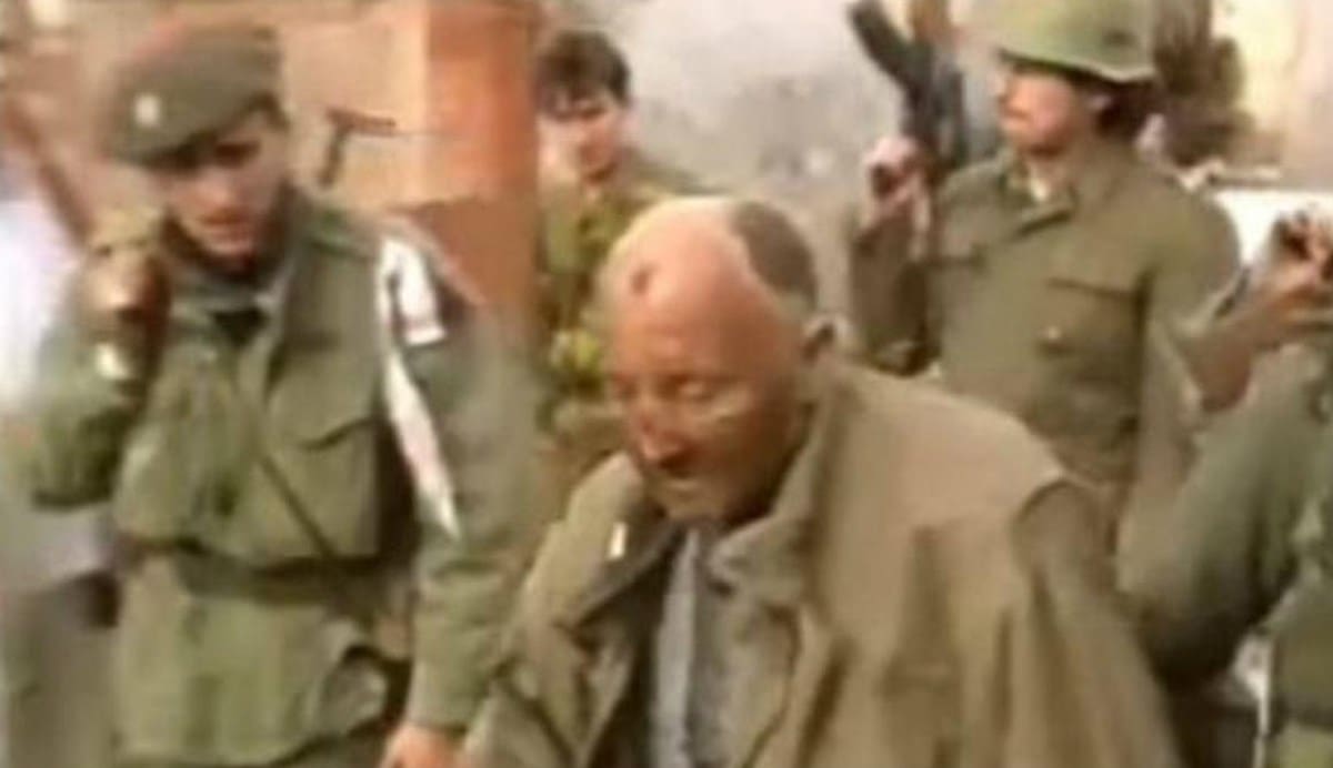 Vukovarac snimljen dok su ga četnici vodili u smrt. Danas je identificiran