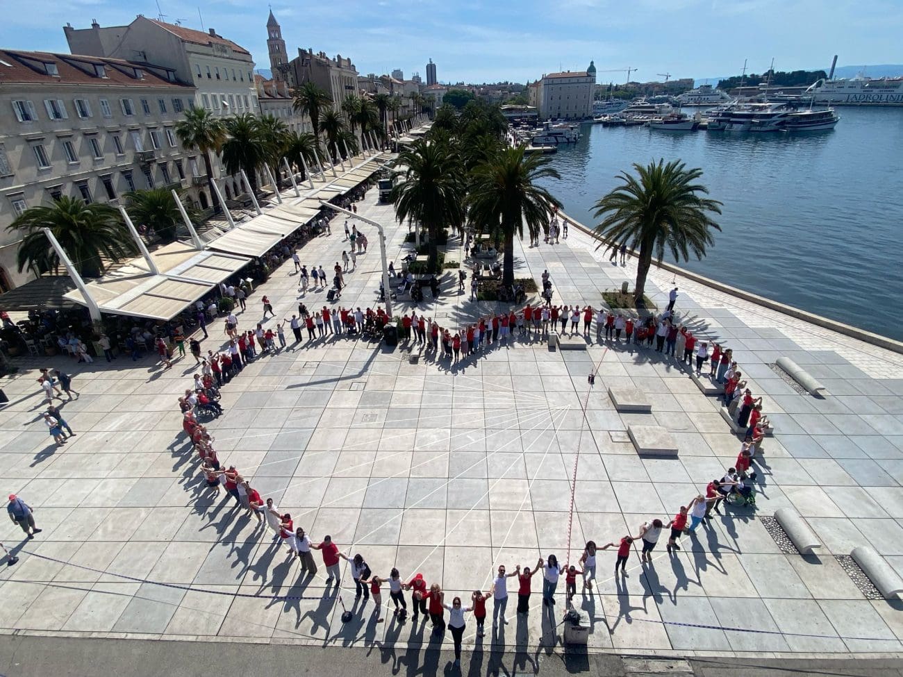 Milenijska fotografija Šime Strikomana „Iz ljubavi - naših prvih 30” na dnu Rive u čast 30 godina Udruge Srce i obilježavanja Nacionalnog dana cerebralne paralize