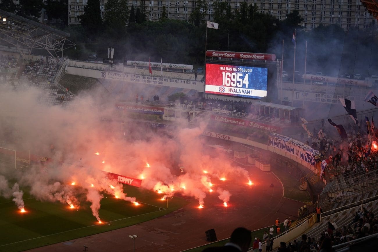 Utakmica nakratko prekinuta zbog bakljade Armade. Evo koliko je ljudi na Poljudu