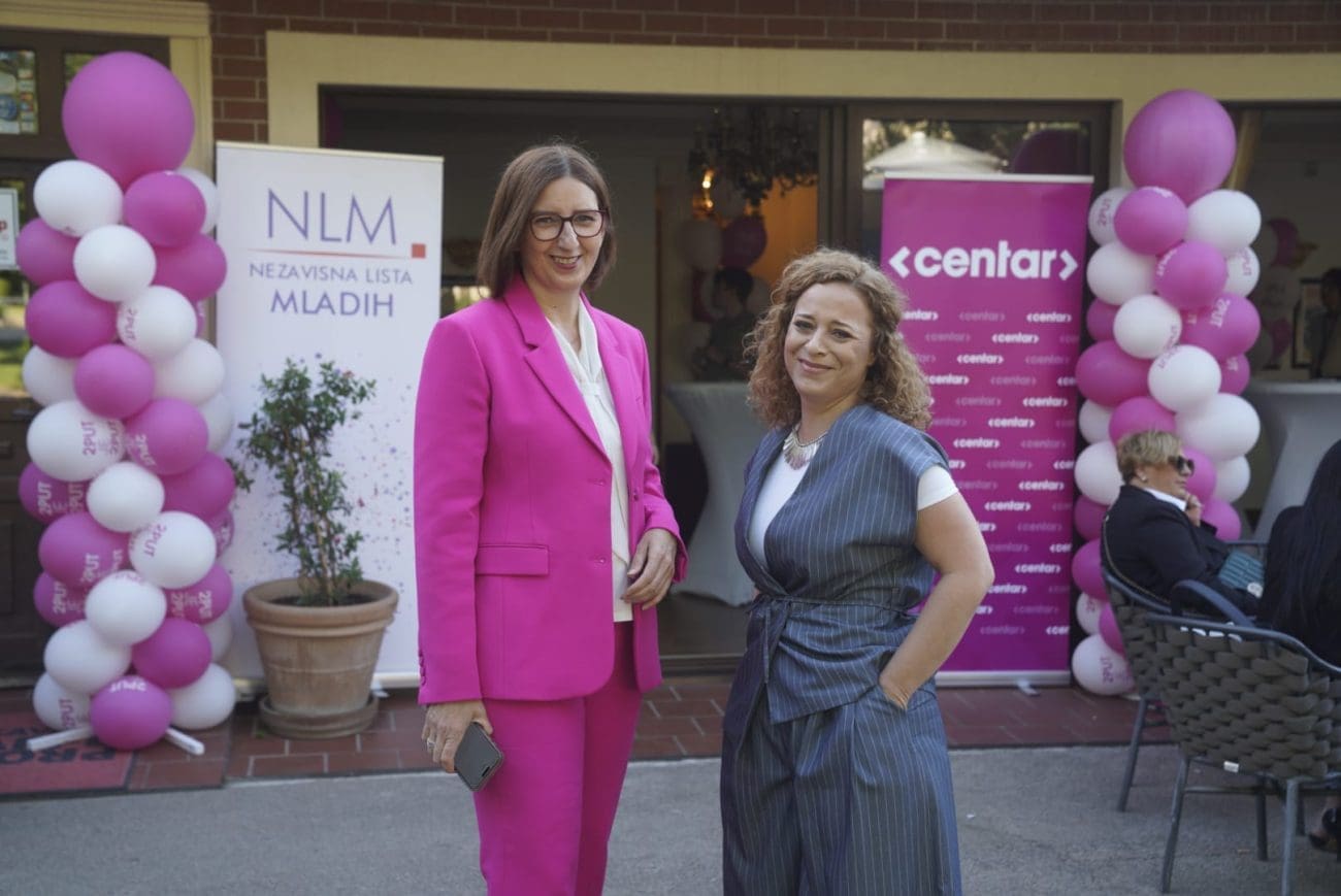 STOŽER CENTRA Stižu članovi i simpatizeri, Puljak, Ivošević i Kuzmanić su na utakmici...