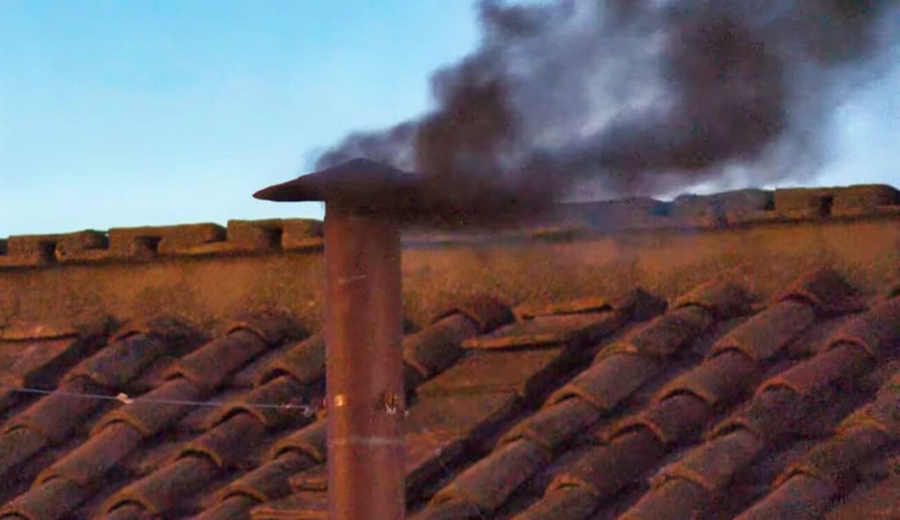 VIDEO Crni dim iznad Vatikana, ništa još od novog pape