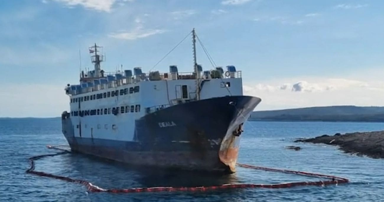 Tegljač koji će ukloniti brod „Deala“ stiže u Pulu