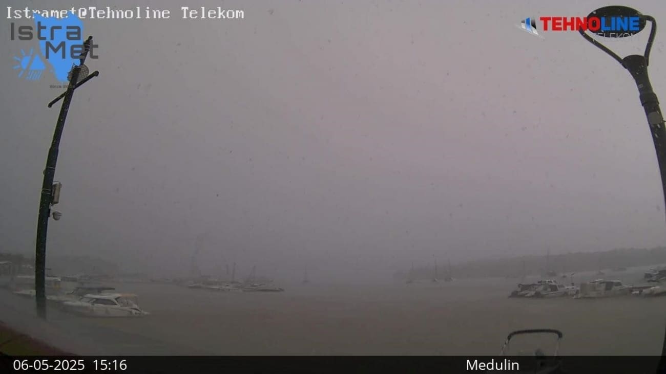 Jako nevrijeme na Jadranu, ulice u Medulinu poplavljene. Općina izdala upozorenje