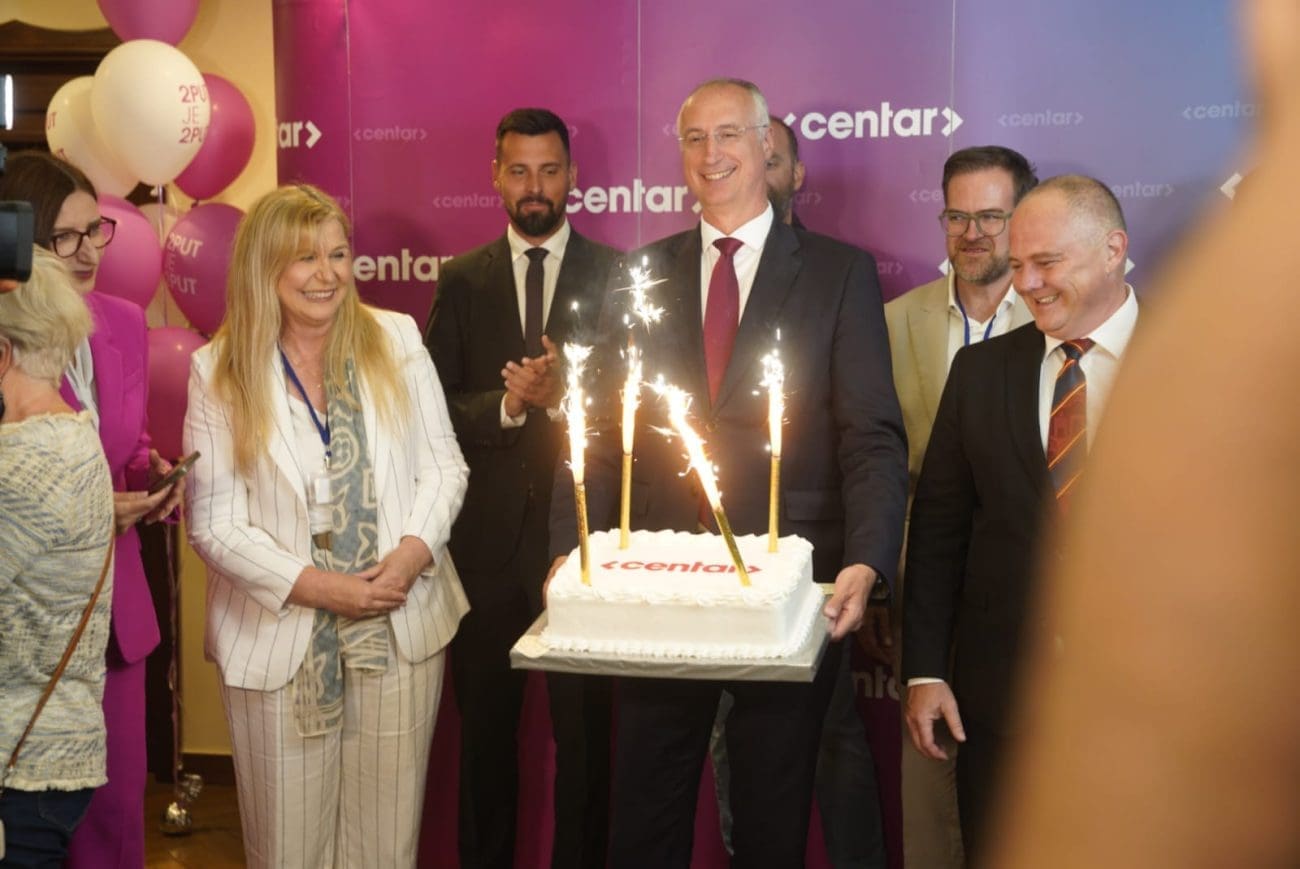 FOTOGALERIJA Rezala se velika torta u stožeru Ivice Puljka: "Hvala svim građanima Splita"