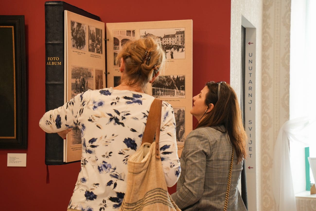 Otvorena izložba o prvoj makarskoj slikarici: Izložba u čast ženi čiji su portreti krasili prvu makarsku knjižnicu