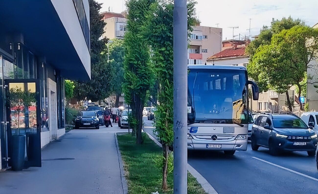 Autobus goste Kerumovog hotela iskrcava posred Mažuranićevog šetališta?!