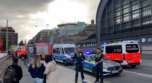 Stravični napad nožem: Žena na kolodvoru izbola dvanaest ljudi