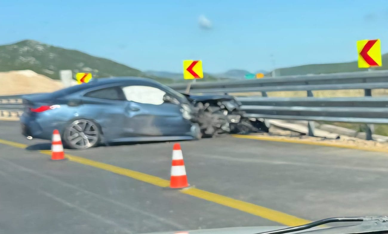 NESREĆA NA AUTOCESTI Automobil završio u zaštitnoj ogradi