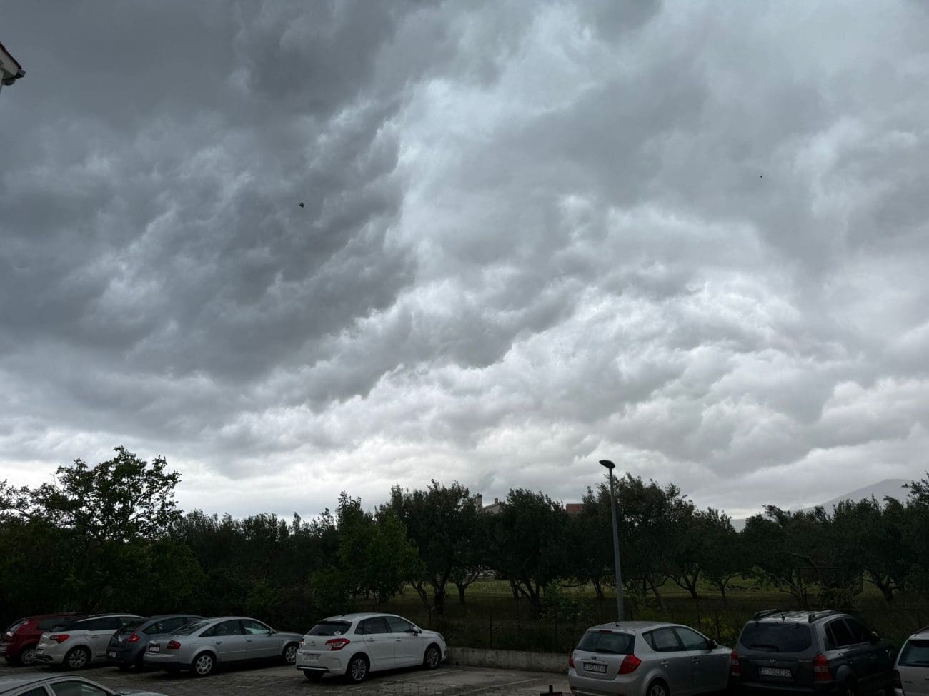 Snažno nevrijeme pogodilo Zagoru. U Radošiću je padala krupa