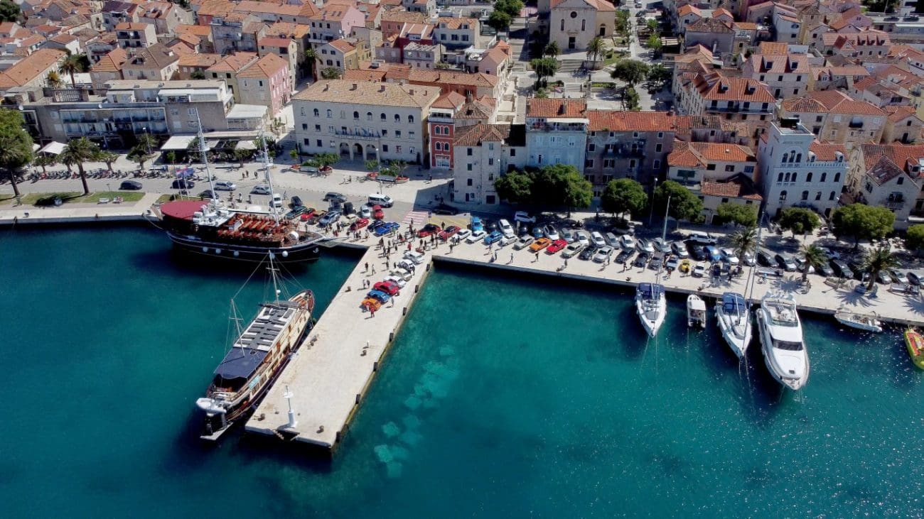 Oldtimer Promo Tour Makarska 2025. powered by Datacol. Pogledajte vozila koja su se našla u Makarskoj