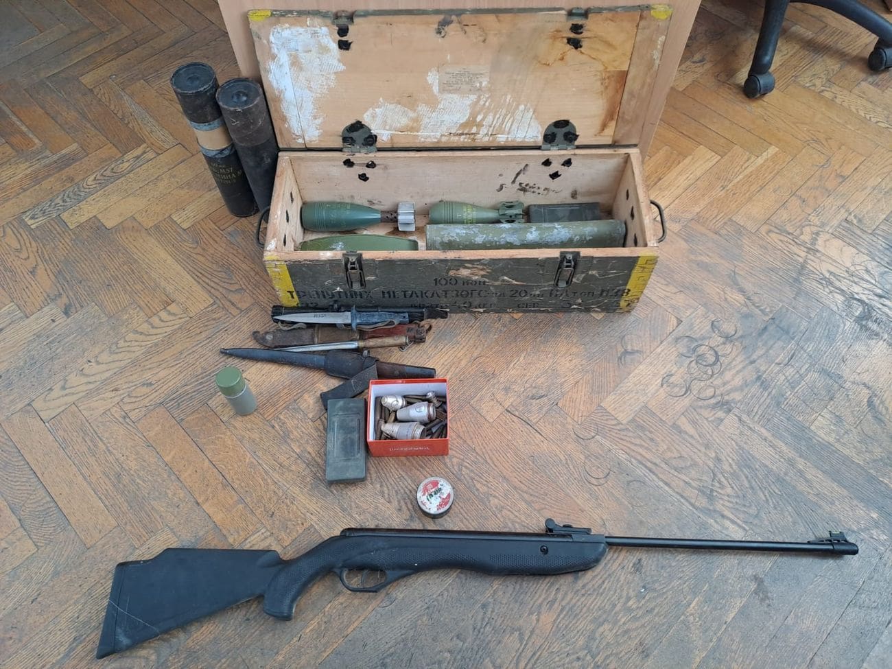 Pretraga u Omišu: Kod 43-godišnjaka pronađene mine, streljivo i vojni noževi