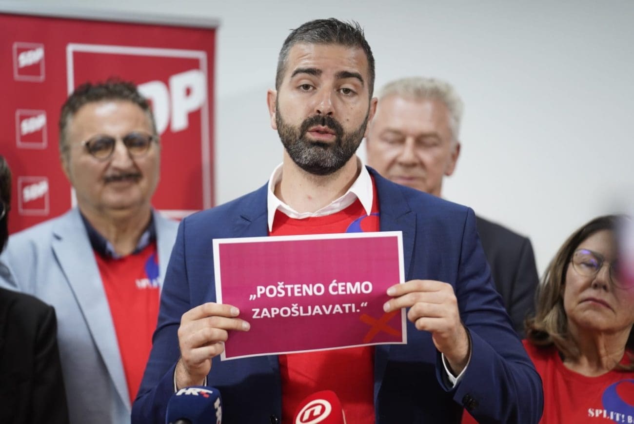 PERFORMANS U PROSTORIJAMA SDP-a: "Danas ćemo se malo osvrnuti na ono na što se politika nažalost svodi, a to su lažna obećanja"