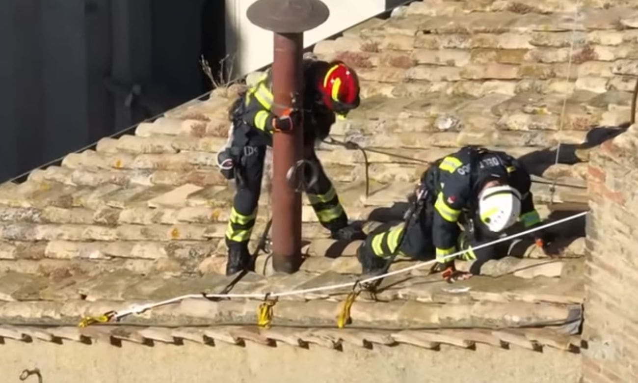 VIDEO Sve je spremno za konklavu, postavljen dimnjak na Sikstinsku kapelu