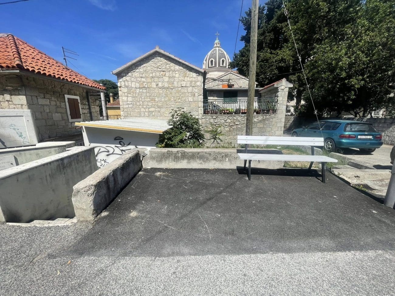 Ukradena klupa u Splitu: "Nesretniku želimo da ga..."