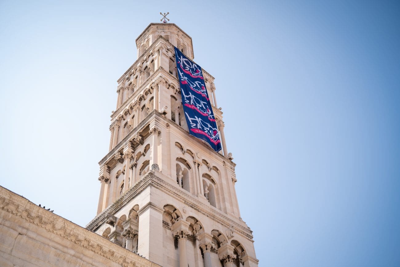 Zastava Hoda za život na zvoniku sv. Duje – Split domaćin večerašnjeg Hoda za život