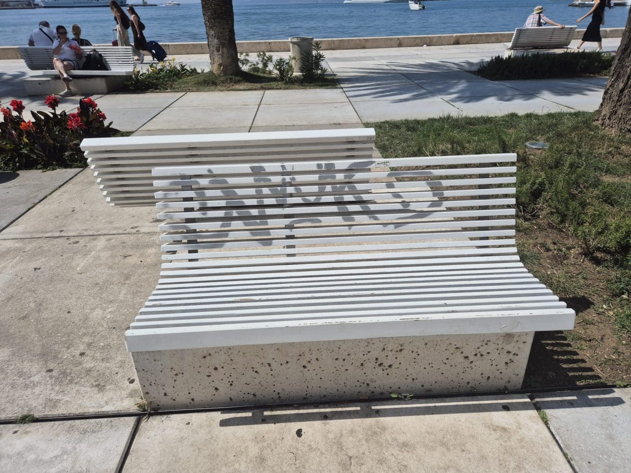 Išarana klupa na Rivi