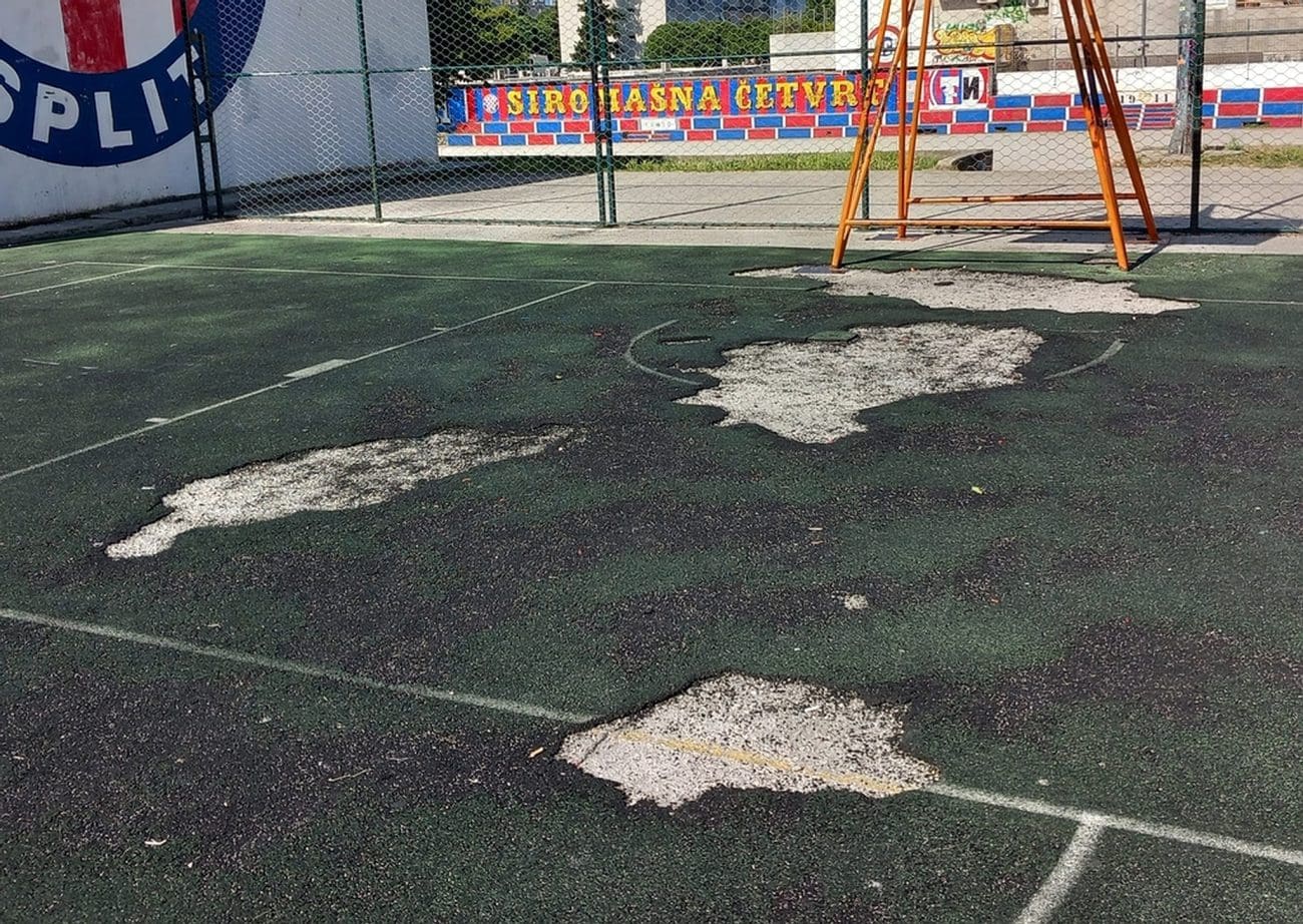 FOTOGALERIJA Igralište na Plokitama izgleda užasno. Pogledajte fotografije