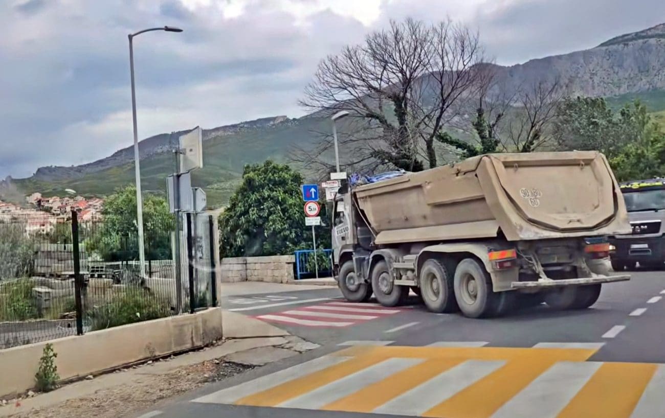 Ovaj video spornog prelaska mosta pregledan je preko pola milijuna puta u jedan dan