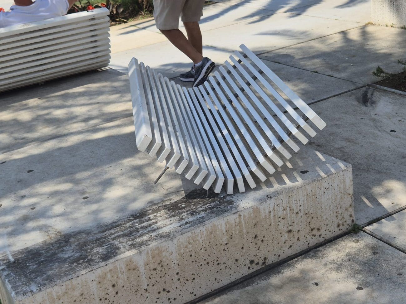 Neugodna scena u centru grada, razbijena jedna od klupa