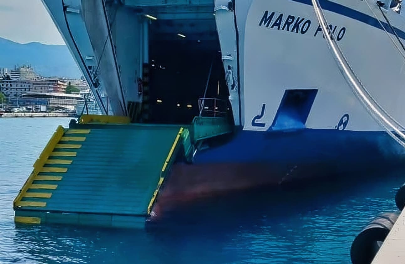 Društvenim mrežama kola fotografija rampe u moru. Jadrolinija: "Radi se o redovnom održavanju"
