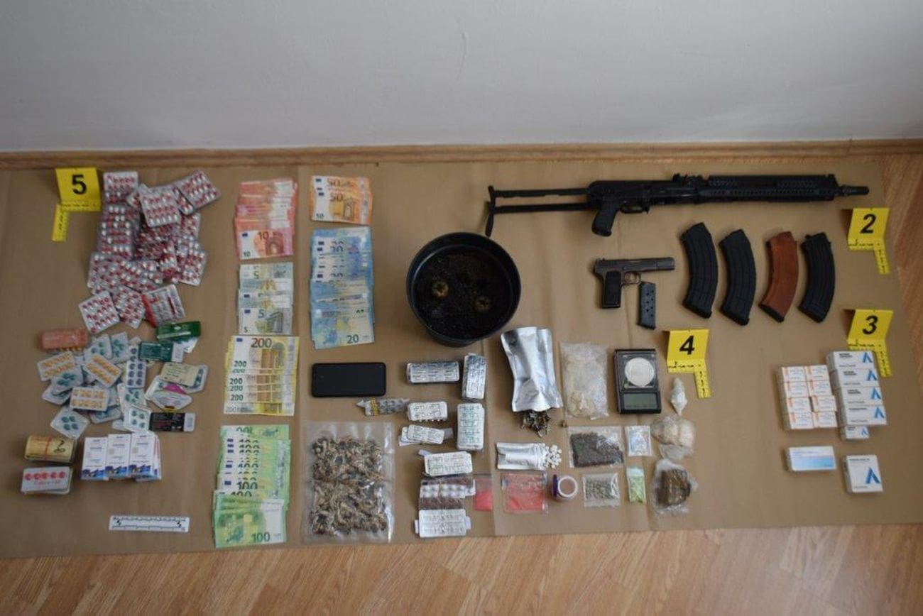 DROGA U SOLINU Policija kod dilera našla devet vrsta droge, razno oružje i veliku količinu tableta