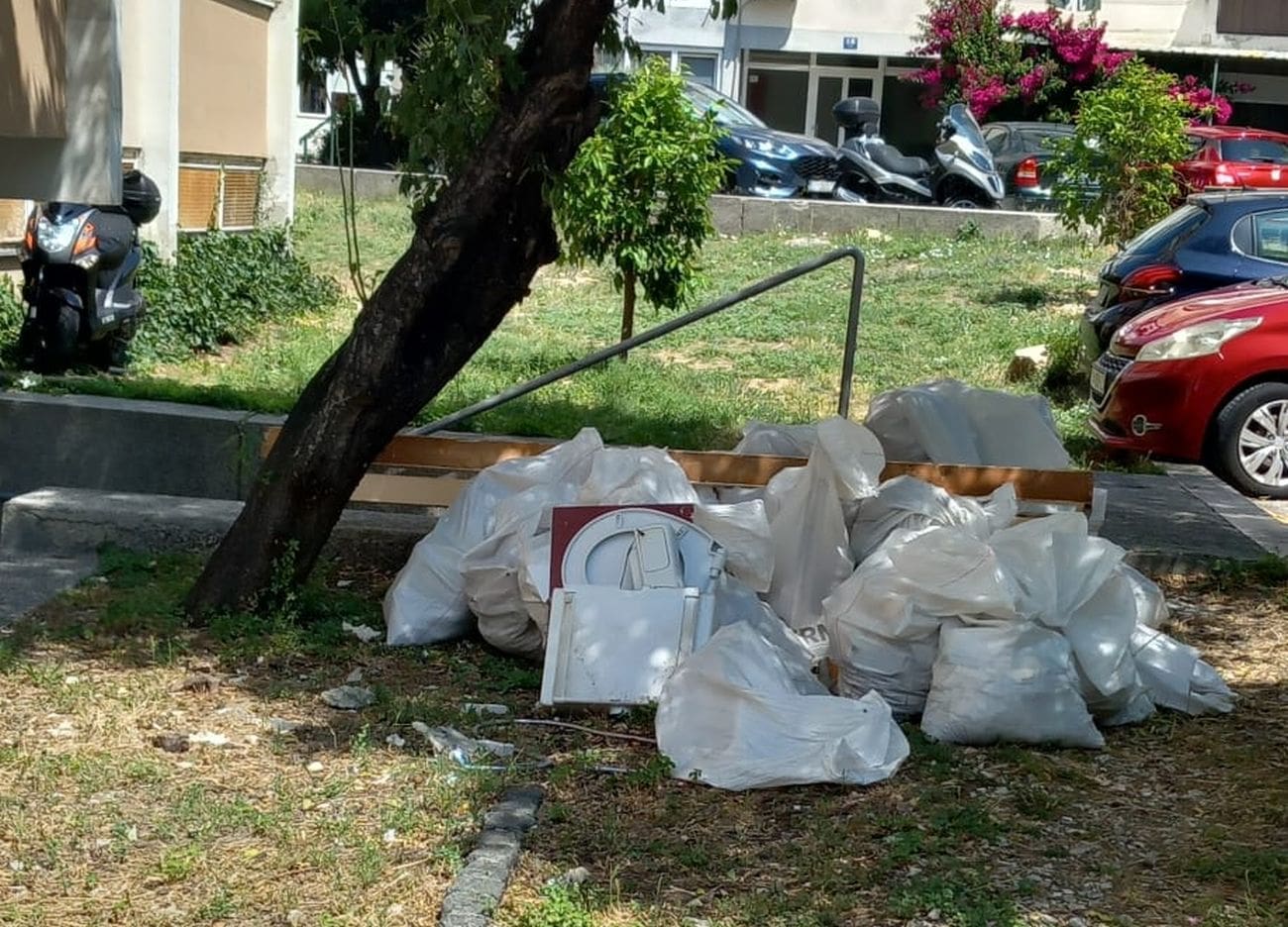 GRAĐANI OGORČENI Otpad više od tjedan dana stoji ispred zgrade na Plokitama