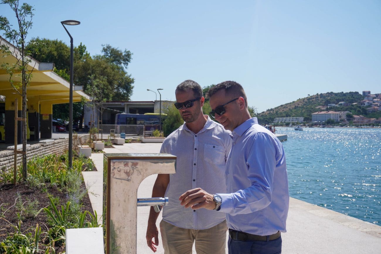 Radno ljeto u Trogiru: Otvorena dva nova dječja igrališta, dovršena šetnica do kamenog mosta, napreduje obnova parka Garagnin