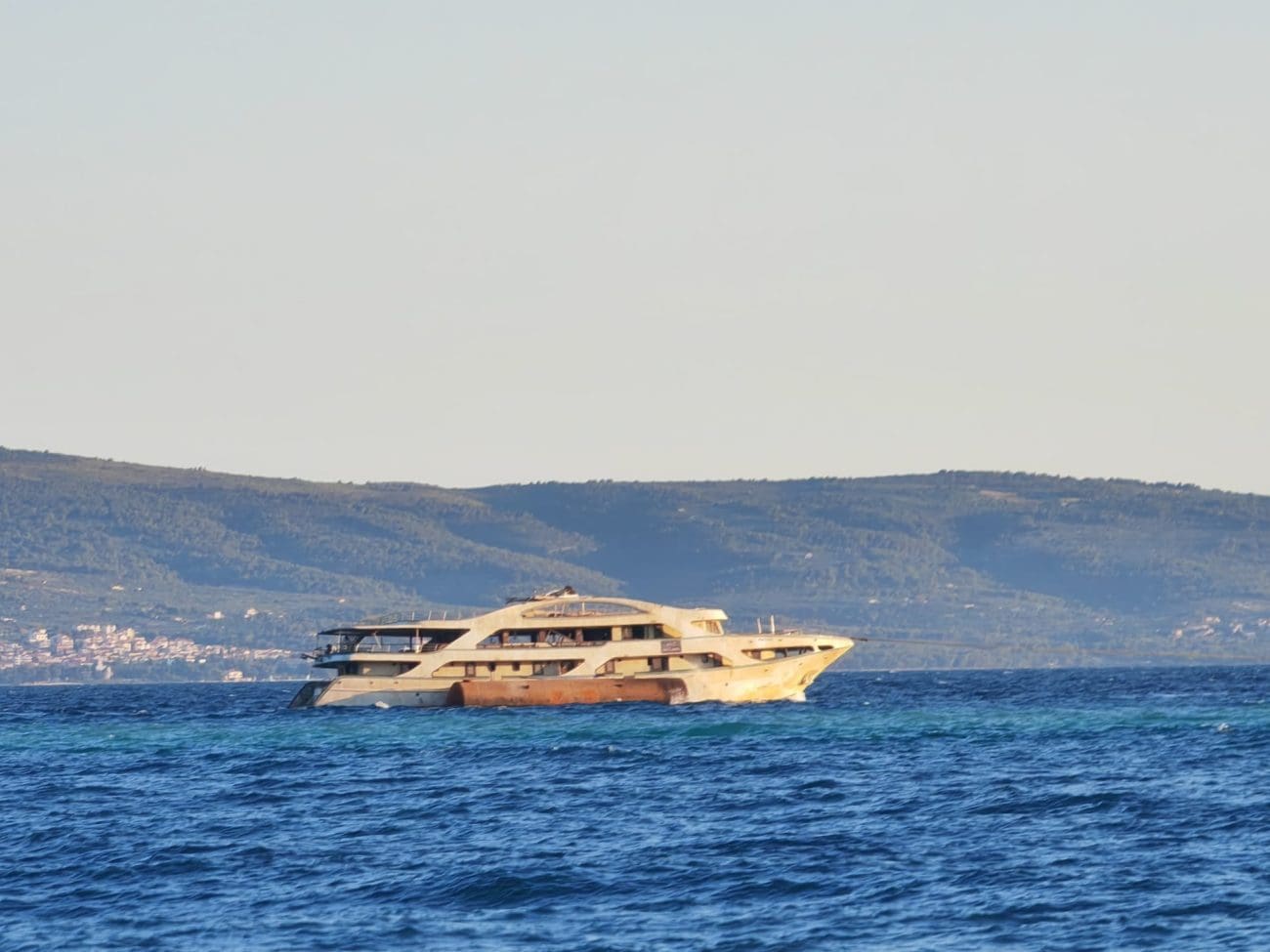 Drama pod morem završila: Potopljeni brod 'Pacific' otegljen u brodogradilište u Vranjicu, imamo video!