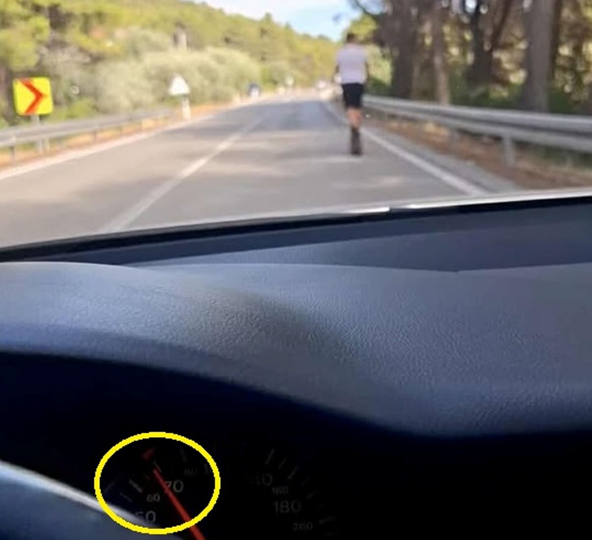 JADRANSKA MAGISTRALA Dječak bez kacige juri romobilom 70 km/h