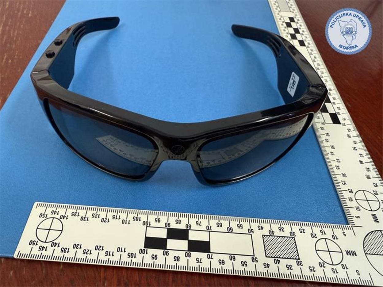 UŽAS NA PLAŽI Pedofil snimao djecu, pogledajte što mu je policija pronašla